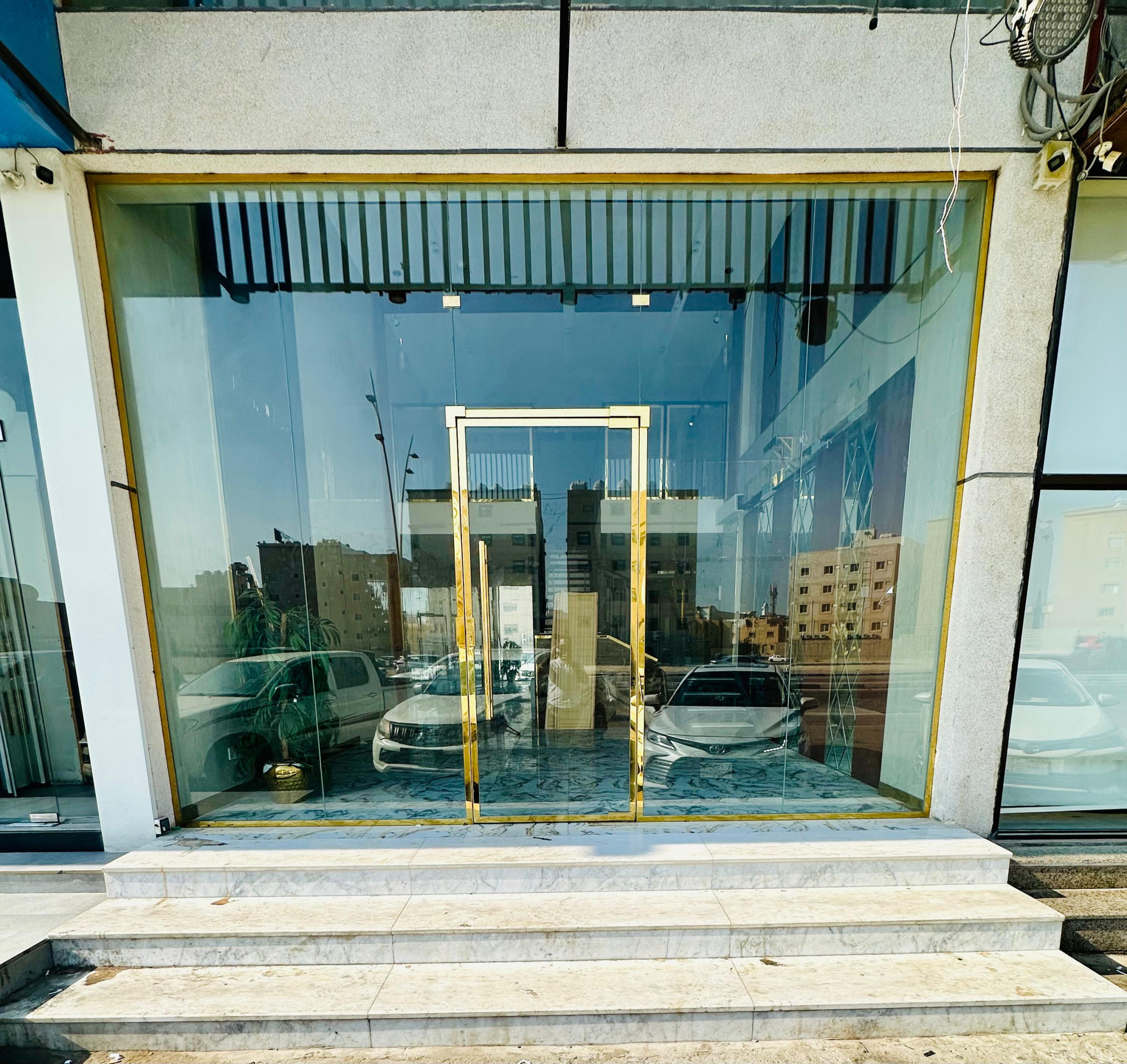 Building 165, Shop 004