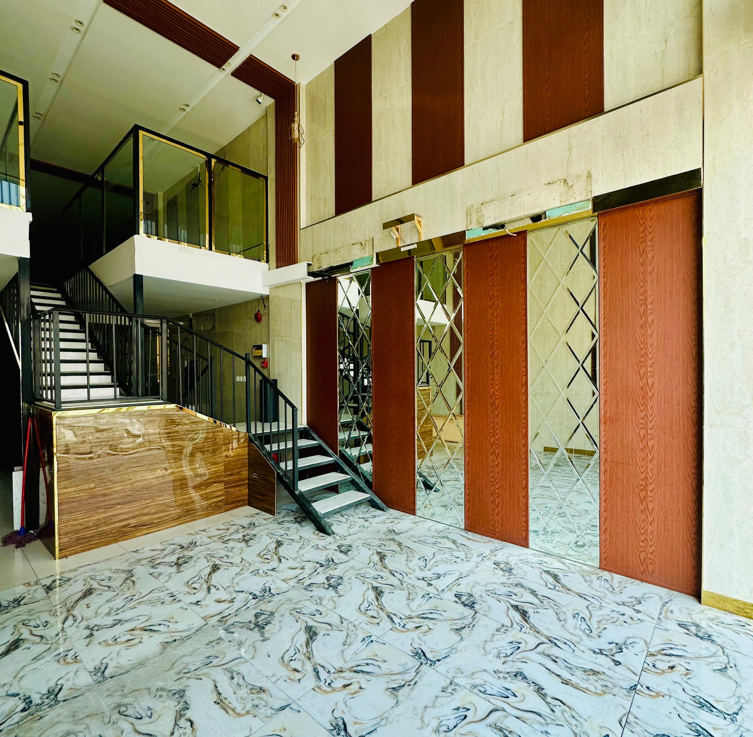 Building 165, Shop 004