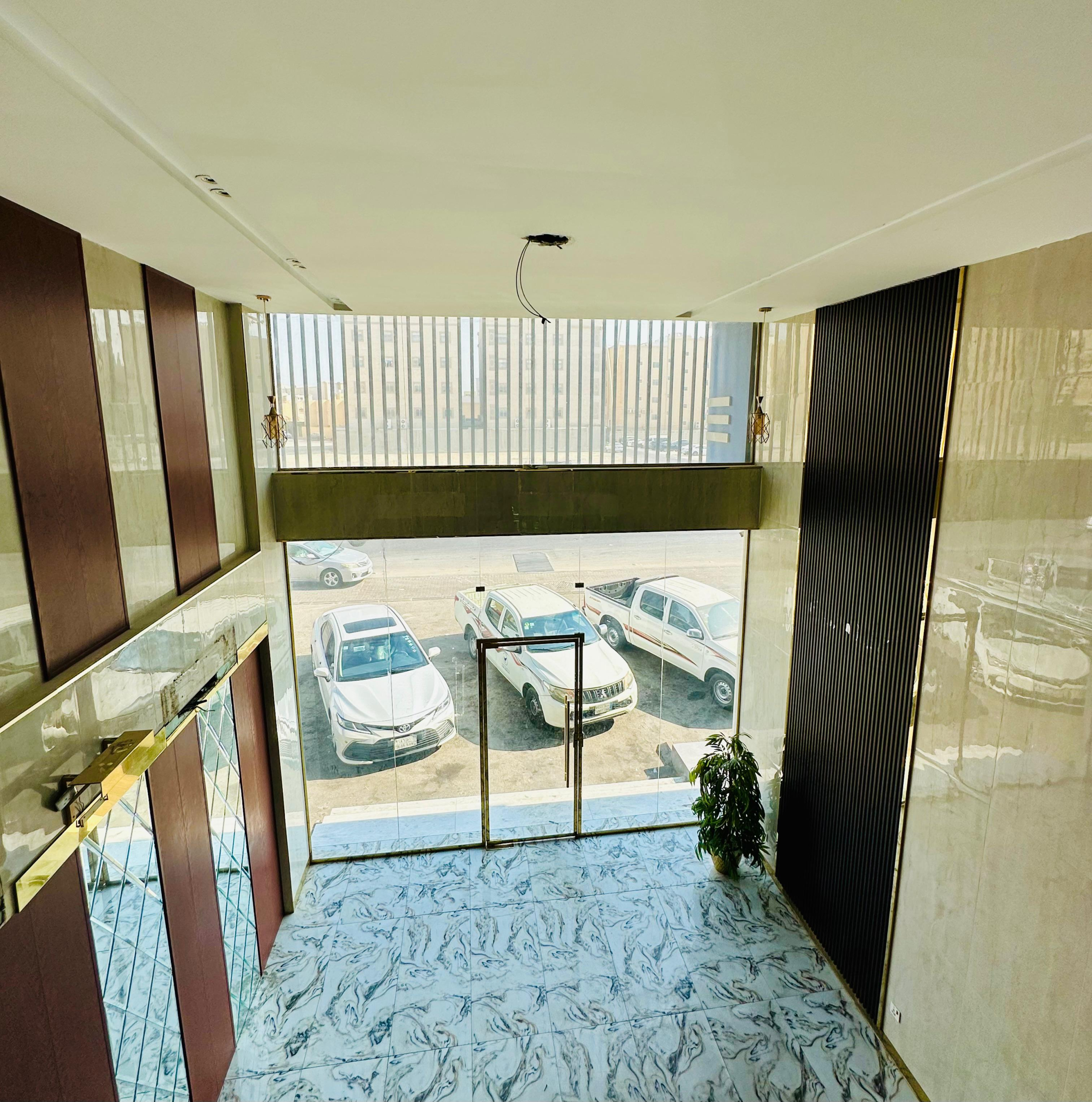 Building 165, Shop 004